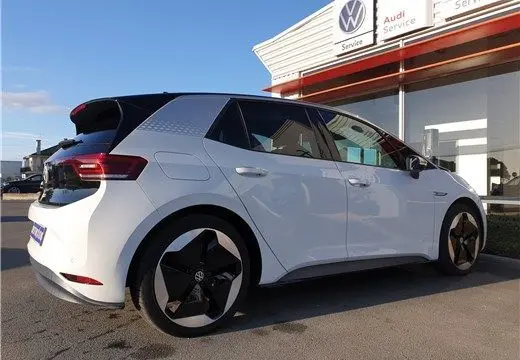 Volkswagen ID.3 blanc glacier vu en 3/4 arrière droit, soulignant ses jantes noires au design futuriste.