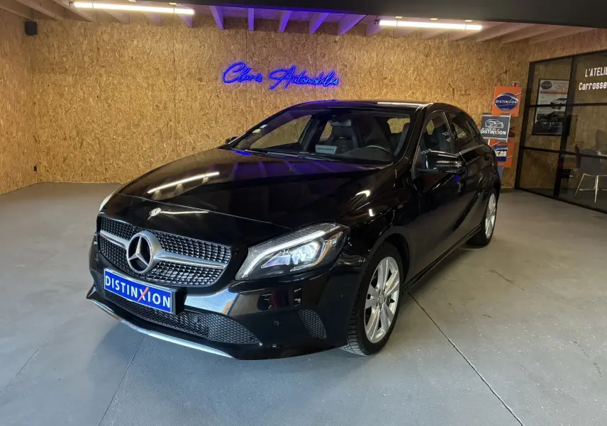 Mercedes Classe A 180 CDI Sensation noire vue en 3/4 avant droit dans un showroom avec éclairage intérieur.