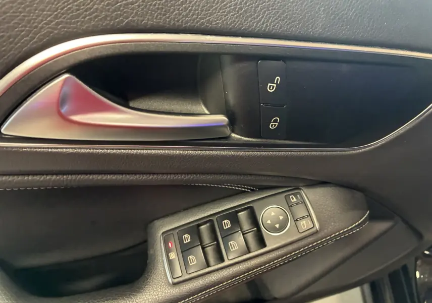 Poignée intérieure côté gauche avec commandes de vitres et verrouillage sur Mercedes Classe A 180 CDI Sensation noire 2018.