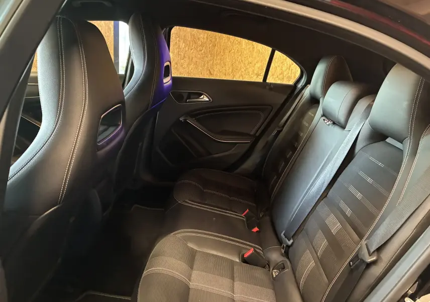 Vue intérieure côté droit des sièges arrière en cuir noir et tissu à motifs de la Mercedes Classe A 180 CDI Sensation 2018.