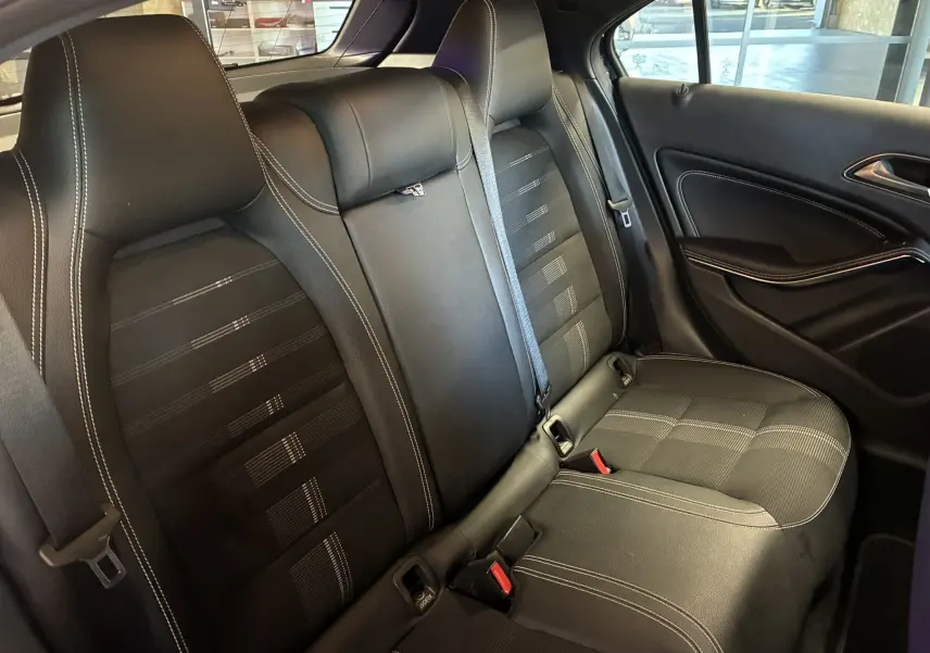 Vue intérieure du siège arrière côté droit d'une Mercedes Classe A 180 CDI Sensation noire avec sellerie cuir et tissu noir.