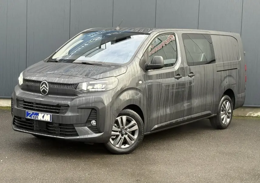 Vue 3/4 avant droit d’un Citroën Jumpy XL gris titane avec jantes alliage 17 pouces et calandre noire.