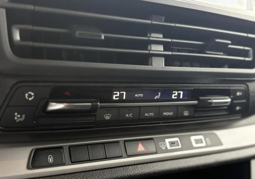 Détail de la console centrale du Citroën Jumpy XL 2025 avec climatisation automatique bi-zone et affichage digital.