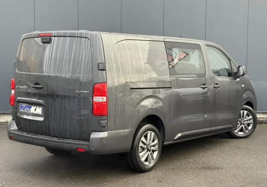 Vue 3/4 arrière droite d'un Citroën Jumpy XL gris titane avec jantes alliage 17'' et portes arrière tôlées.