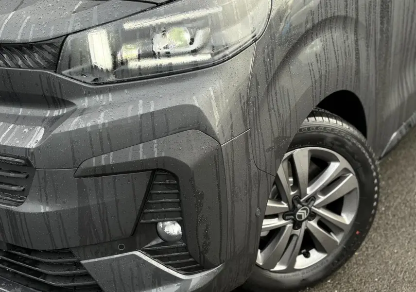 Gros plan sur l'avant droit gris titane du Citroën Jumpy XL 2025 avec jante alliage 17'' et phares LED allumés.