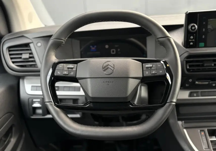 Volant cuir noir avec commandes intégrées, tableau de bord et écran tactile du Citroën Jumpy XL 2025.