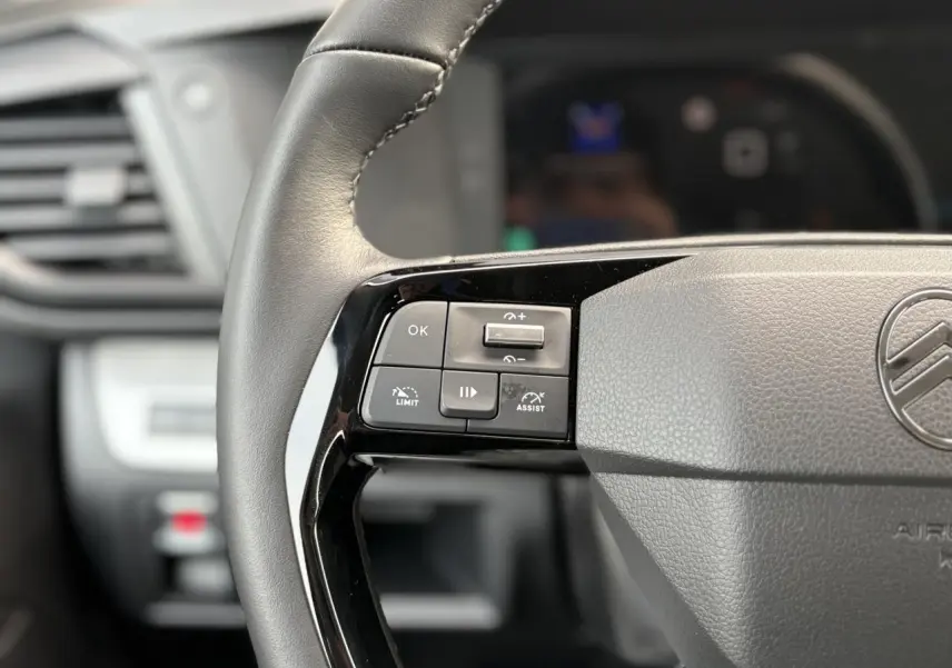 Gros plan sur le volant cuir gris du Citroën Jumpy avec commandes intégrées et logo central visible.