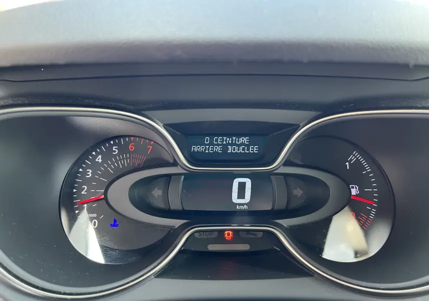 Tableau de bord du Renault Captur gris 2019 montrant le compteur digital à 0 km/h et l'alerte ceinture arrière bouclée.