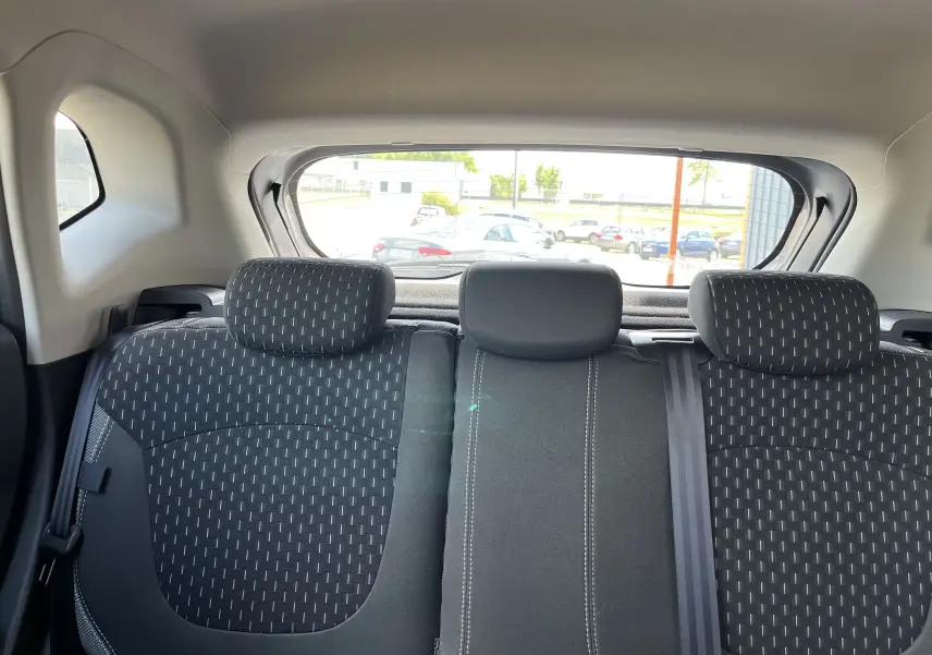 Vue arrière intérieure du Renault Captur 2019 montrant les sièges arrière noirs avec appuie-têtes et ceinture de sécurité.