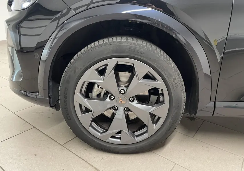 Gros plan sur la roue avant gauche du CUPRA Formentor noir minuit avec jante en alliage au design anguleux.