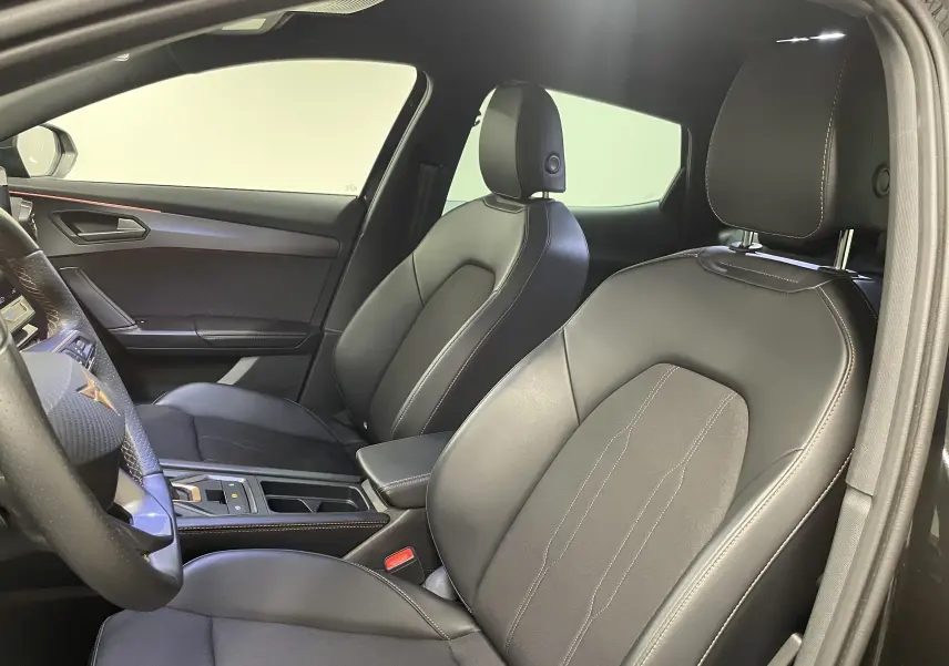 Vue intérieure côté conducteur du CUPRA Formentor 2.0 TDI 150 DSG7 avec sièges cuir noir et surpiqûres contrastées