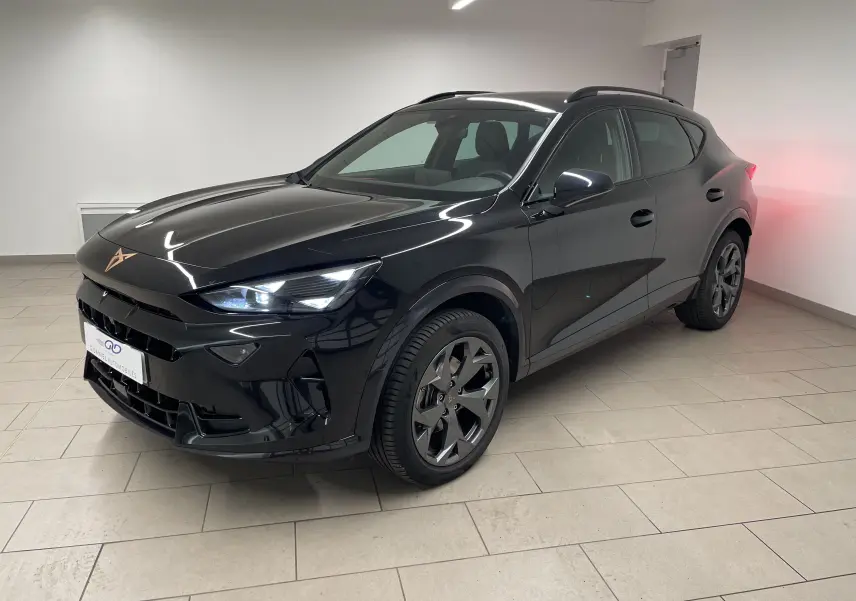 Vue 3/4 avant droite d'un CUPRA Formentor 2.0 TDI noir minuit avec jantes spécifiques et feux allumés.