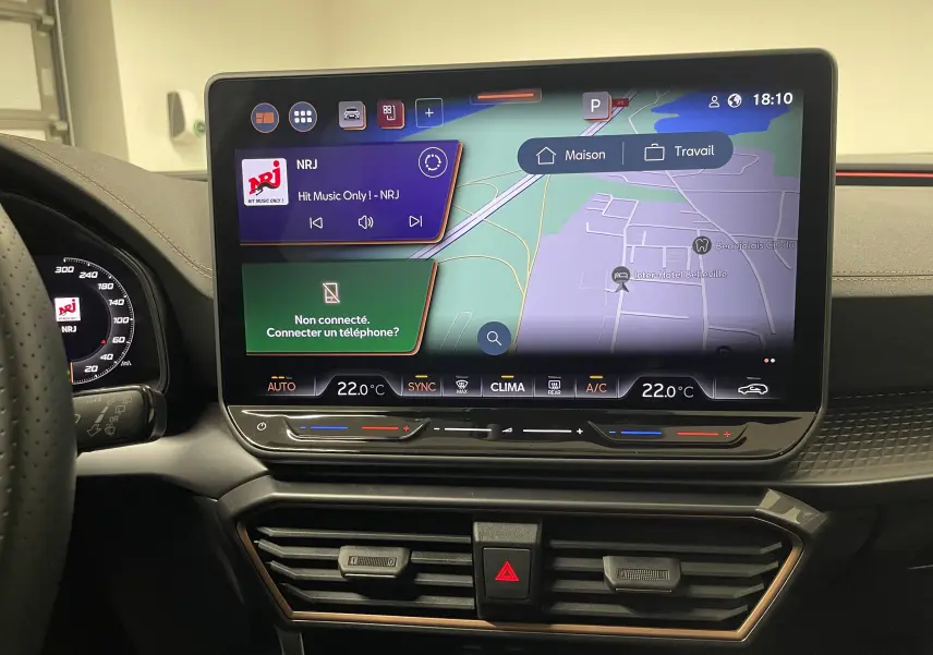 Écran tactile central du tableau de bord du CUPRA Formentor 2025 affichant navigation et climatisation à 22°C.