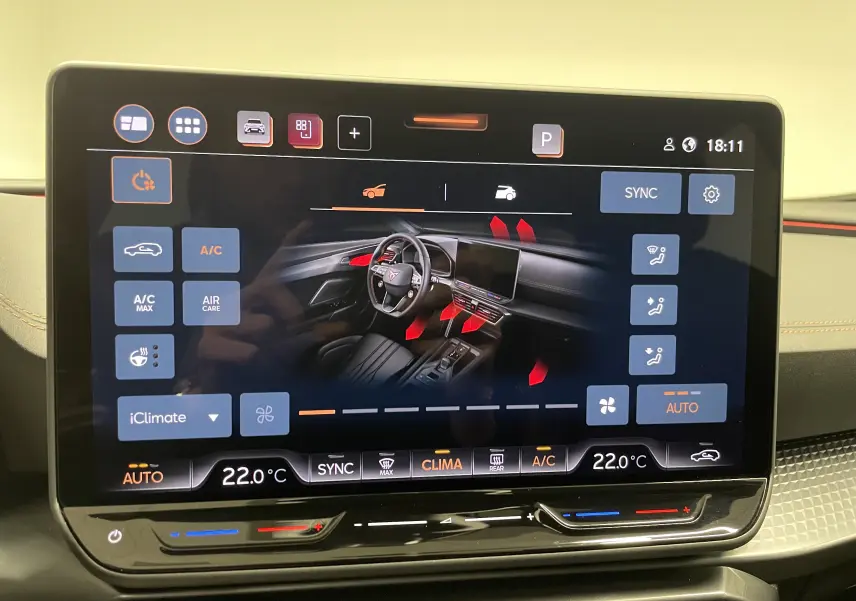 Écran tactile du système de climatisation affichant l'intérieur et la ventilation du CUPRA Formentor noir Minuit.