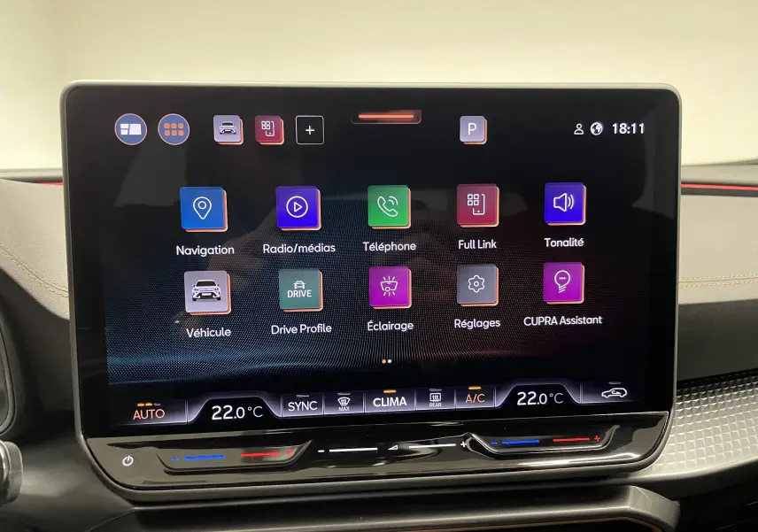 Vue de face du CUPRA Formentor 2.0 TDI 150 DSG7 noir minuit, mettant en valeur son attelage escamotable et ses jantes distinctives.