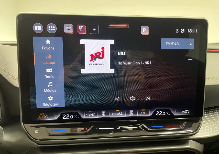 Écran tactile central affichant la radio NRJ dans l'habitacle du CUPRA Formentor noir Minuit, vue de face rapprochée.