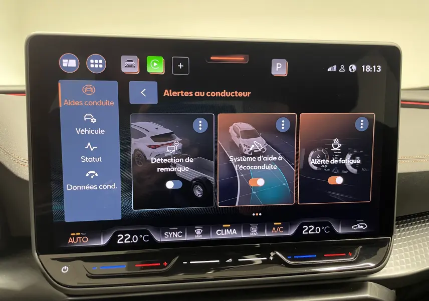 Écran tactile intérieur du CUPRA Formentor 2025 affichant les alertes au conducteur et aides à la conduite.