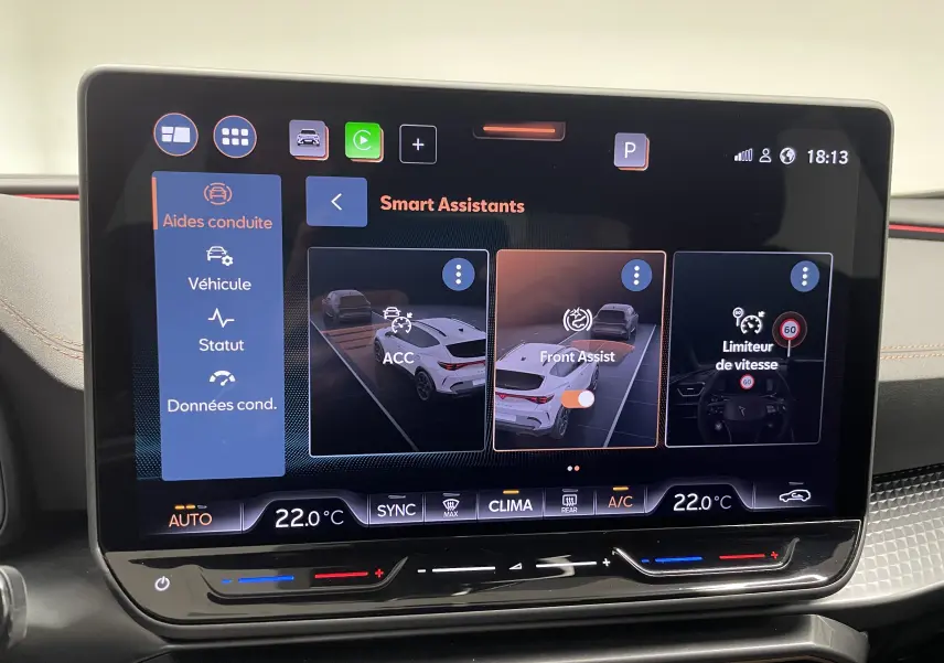 Écran tactile intérieur du CUPRA Formentor 2025 affichant les assistants de conduite avec interface moderne et claire.