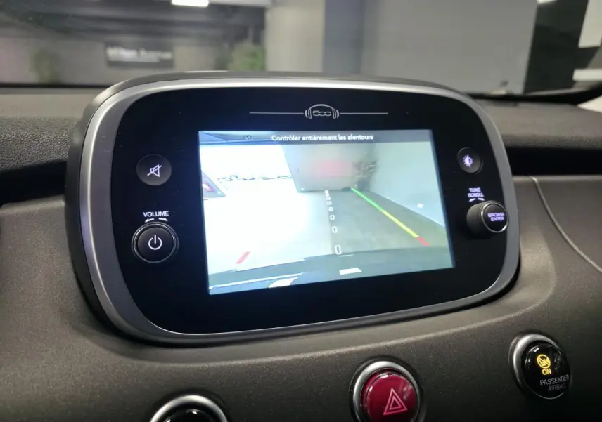 Écran multimédia du tableau de bord du Fiat 500X 2024 affichant la caméra de recul avec interface moderne.