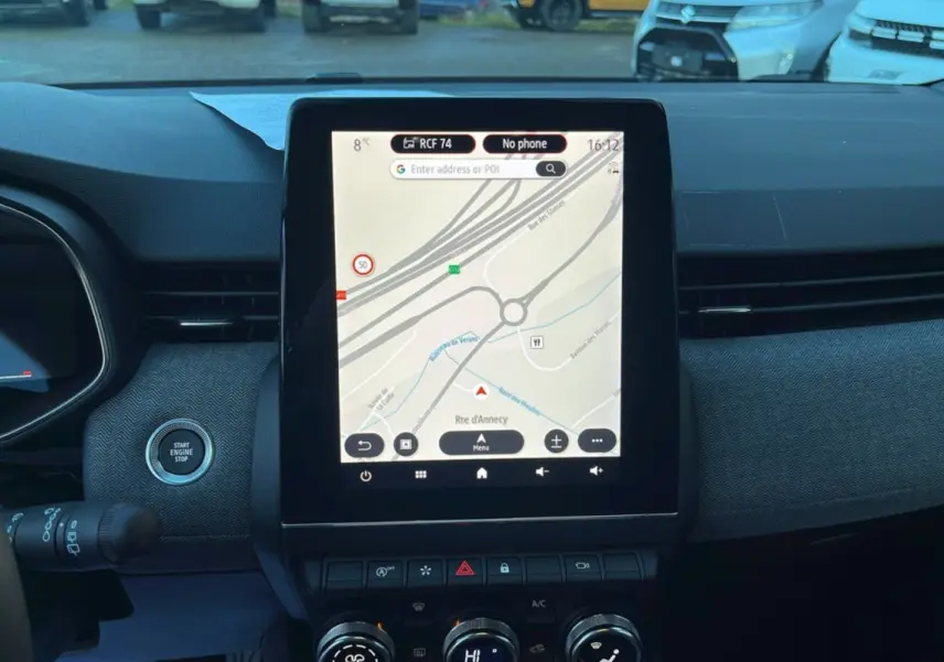 Écran tactile central avec navigation GPS dans l'habitacle d'une Renault Clio Bleu Iron, version Techno Plus 2025.