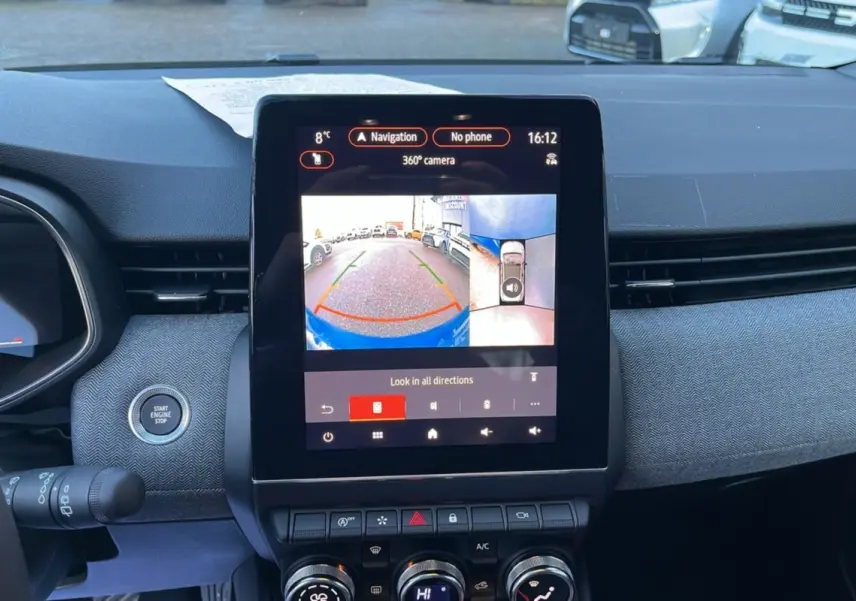 Écran tactile central affichant la caméra 360° sur le tableau de bord d'une Renault Clio Bleu Iron 2025.
