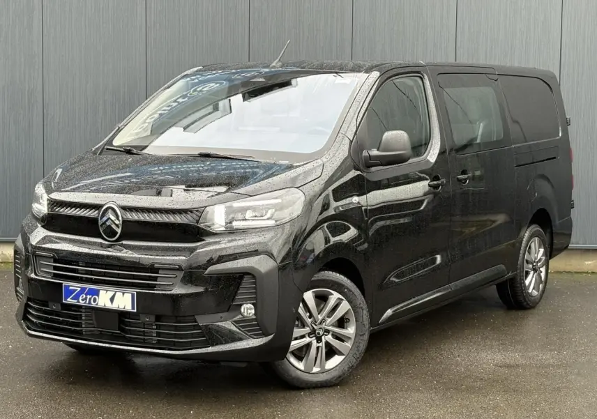 Vue 3/4 avant du Citroën Jumpy XL noir Perla avec jantes alliage 17'' grises sur sol mouillé.