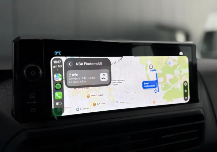 Écran tactile 10 pouces du Citroën Jumpy XL noir Perla affichant la navigation avec carte et itinéraire.