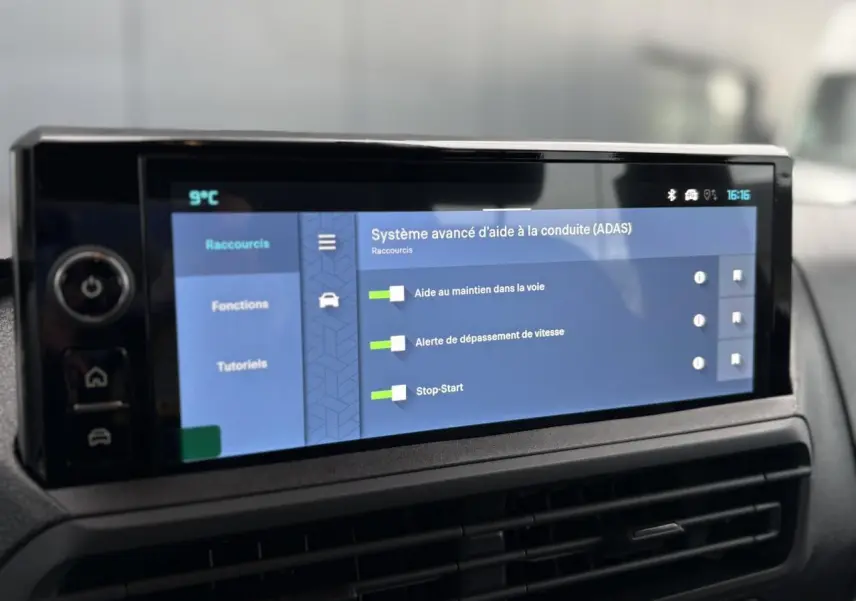 Écran tactile 10'' HD du tableau de bord du Citroën Jumpy XL noir, affichant l’aide à la conduite avancée.