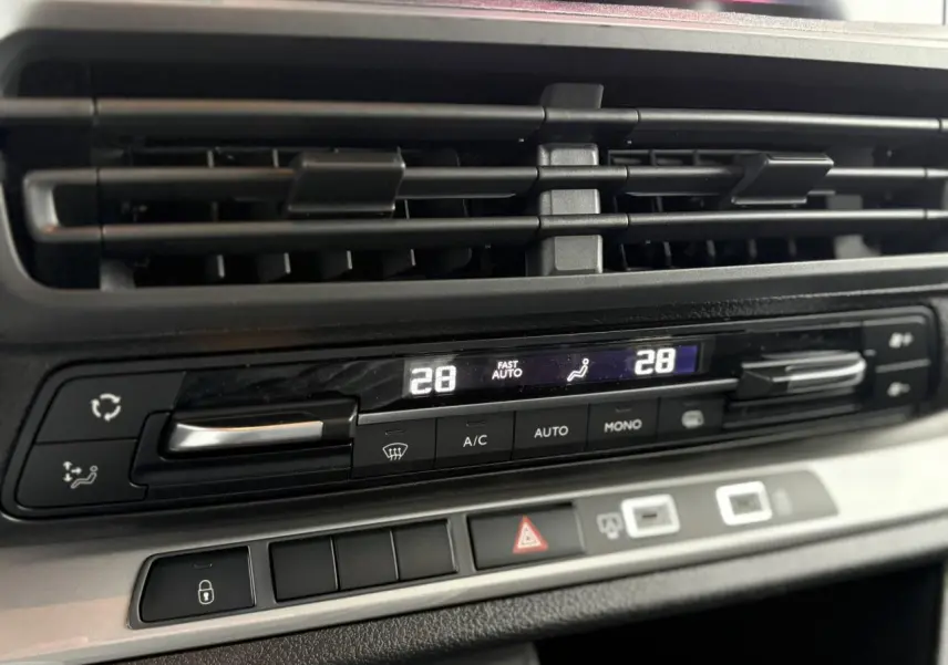 Détail de la console centrale du Citroën Jumpy XL 2025 noir Perla, affichage climatisation bi-zone à 28°C.