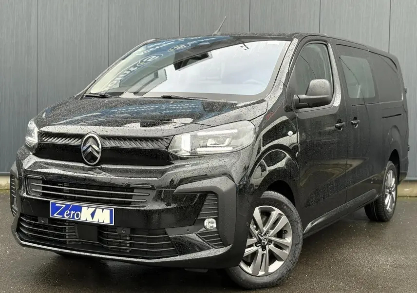 Vue 3/4 avant droite d'un Citroën Jumpy XL noir Perla avec jantes alliage 17'' grises sous la pluie.