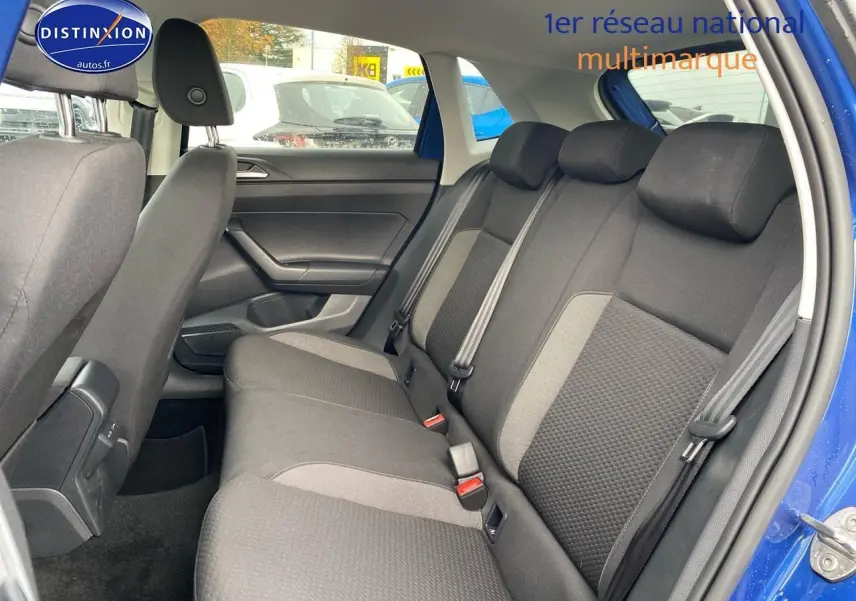 Vue côté droit sur l'intérieur arrière d'une Volkswagen Polo bleu récif avec banquette tissu noir et gris.
