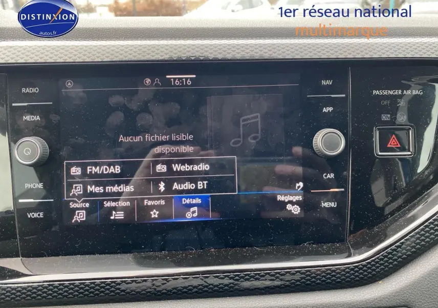 Vue rapprochée de l’écran tactile central noir de la Volkswagen Polo 2025 avec interface multimédia et commandes autour.