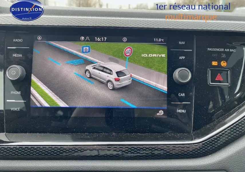 Écran de navigation affichant une Volkswagen Polo 2025 bleu récif vue en 3/4 arrière sur route avec panneau 60 km/h.