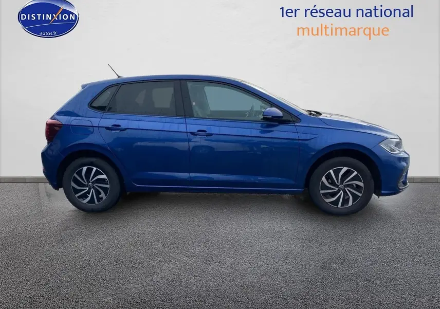 Profil droit d'une Volkswagen Polo 1.0 TSI 95 VW Edition bleu récif avec jantes alliage et vitres surteintées.