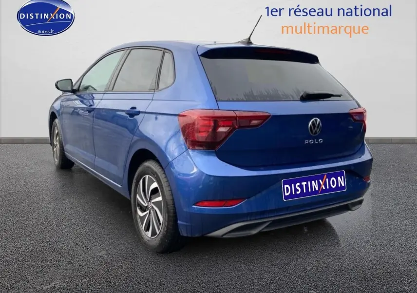 Volkswagen Polo bleu récif vue 3/4 arrière droit avec vitres surteintées et jantes alliage 15 pouces.
