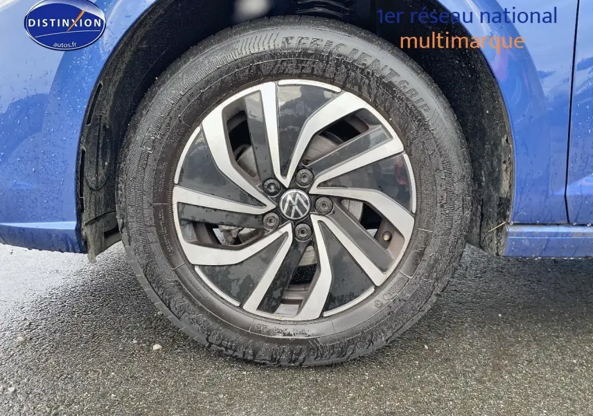 Gros plan sur la roue avant gauche avec jante alliage 15 pouces et partie basse bleue récif de la Volkswagen Polo 2025.