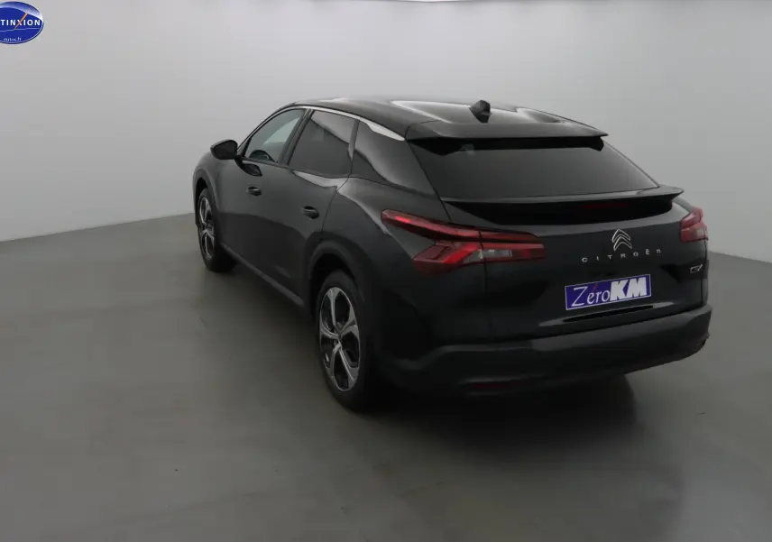 Citroën C5 X noir métal vue 3/4 arrière droit, avec feux arrière LED et toit panoramique noir.
