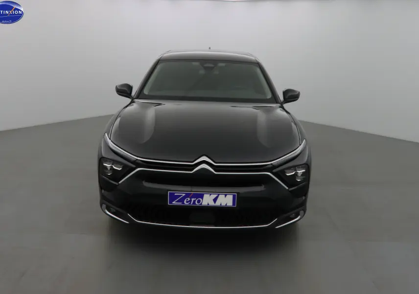 Citroën C5 X noir métal vue de face, mettant en valeur ses phares LED et la calandre distinctive.