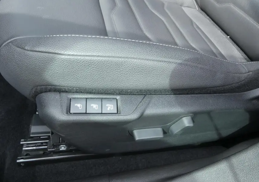 Gros plan sur les commandes électriques du siège conducteur en cuir noir du Jeep Avenger 2024.