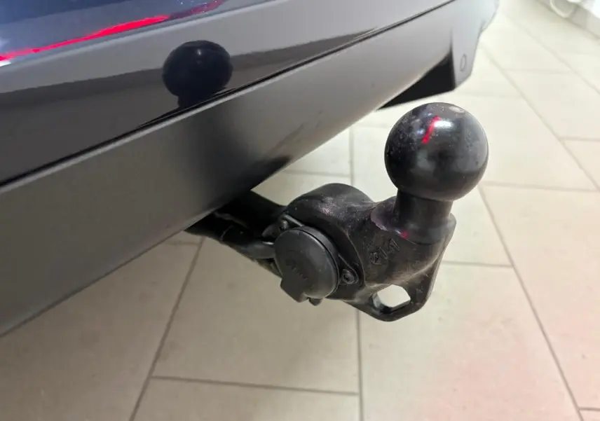 Gros plan sur le crochet d'attelage escamotable arrière du CUPRA Formentor gris magnétique, version 2025.