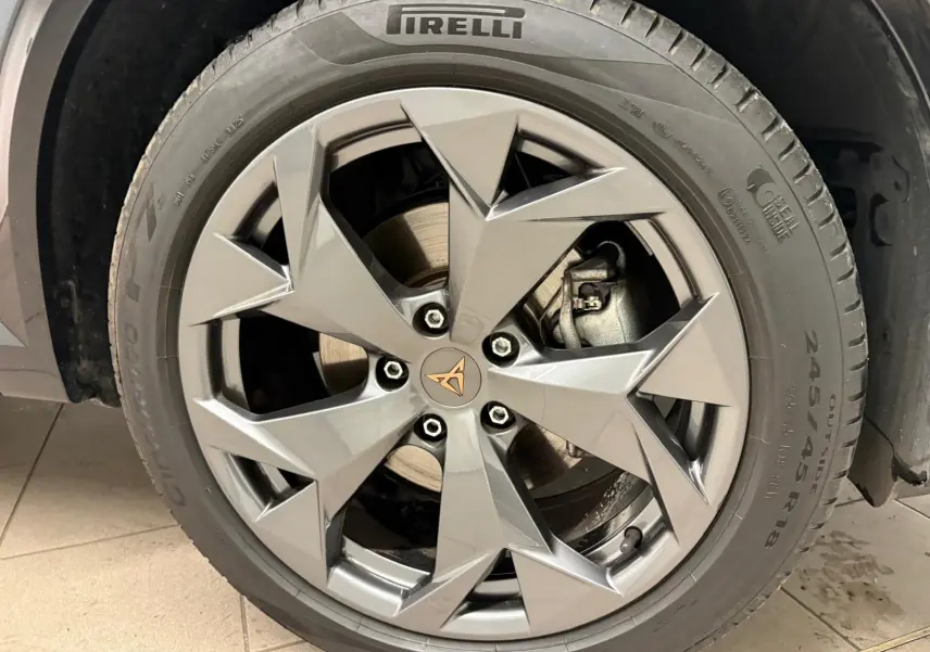 Gros plan sur la roue avant droite du CUPRA Formentor gris magnétique avec jante étoile et logo CUPRA central.