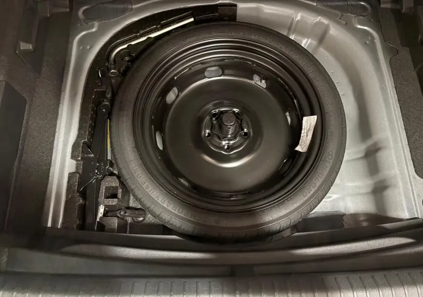 Gros plan sur la roue de secours compacte noire dans le coffre du CUPRA Formentor gris magnétique 2025