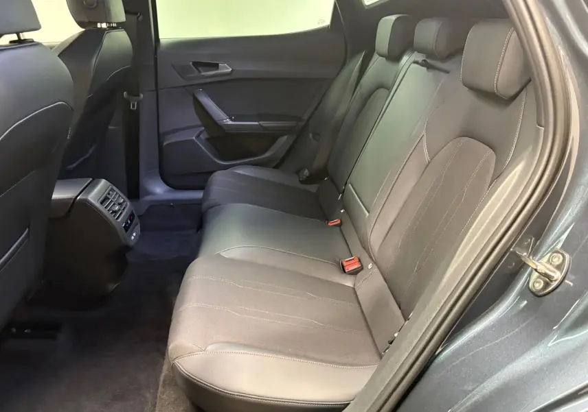 Vue intérieure côté droit des sièges arrière en cuir noir du CUPRA Formentor gris magnétique 2025.