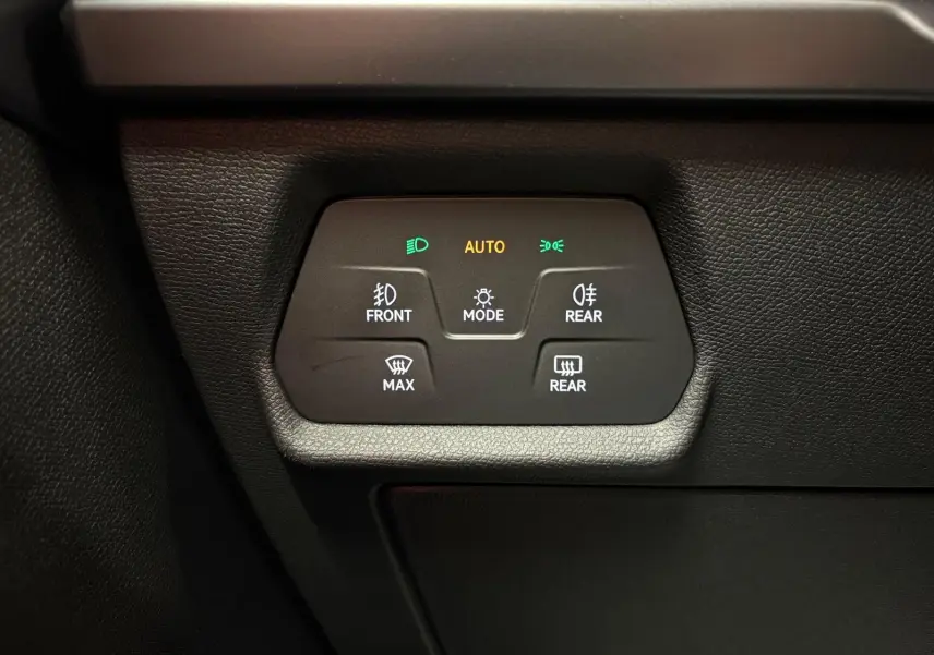 Panneau de commandes d'éclairage et désembuage intérieur du CUPRA Formentor gris magnétique, vue rapprochée.