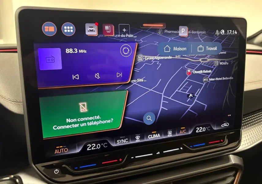 Écran tactile du système de navigation 3D du CUPRA Formentor gris magnétique, affichant la carte et la radio à 22°C.