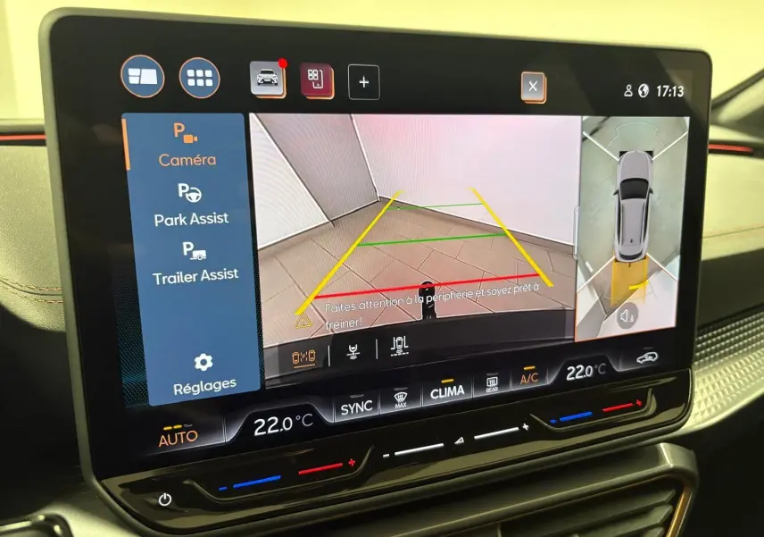 Écran tactile du tableau de bord du CUPRA Formentor 2025 montrant l'aide au stationnement avec vue caméra 360°