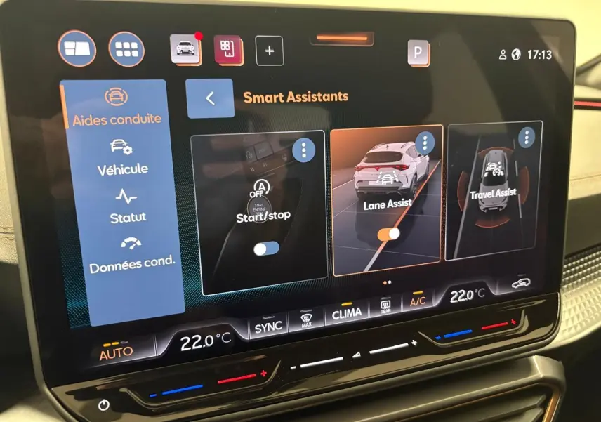 Écran tactile du tableau de bord du CUPRA Formentor affichant les assistants de conduite à 22°C.