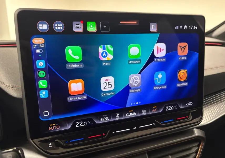Écran tactile central du tableau de bord du CUPRA Formentor 2025 avec interface connectée et commandes climatiques digitales.