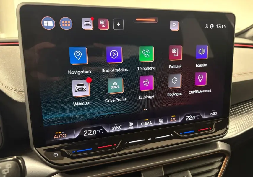 Écran tactile central du tableau de bord du CUPRA Formentor 2025 affichant les options de navigation et réglages.
