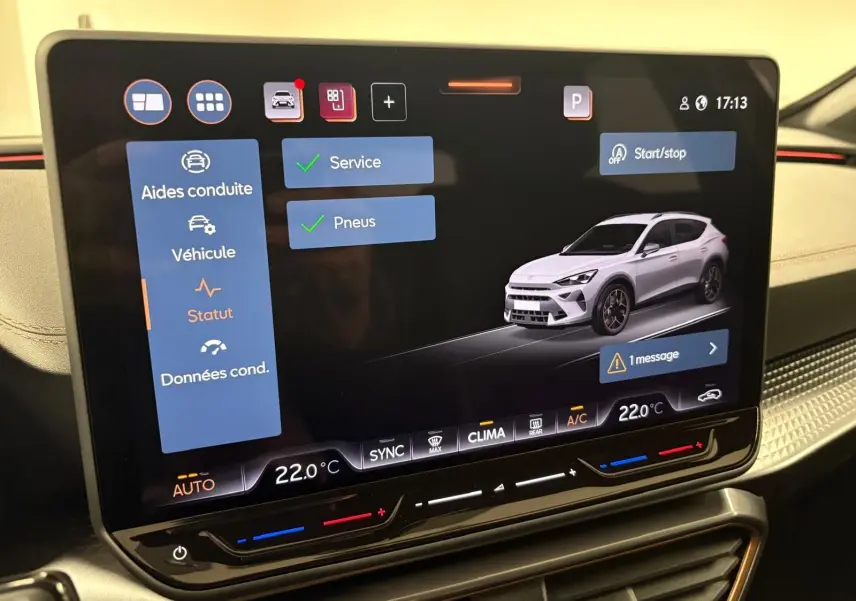 Écran tactile intérieur montrant l'interface de contrôle du CUPRA Formentor avec illustration 3D du véhicule blanc.
